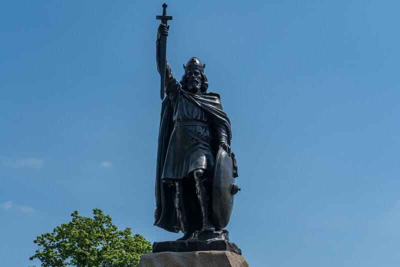 Hamo Thornycroft’s bronze statue of Alfred the Great.
