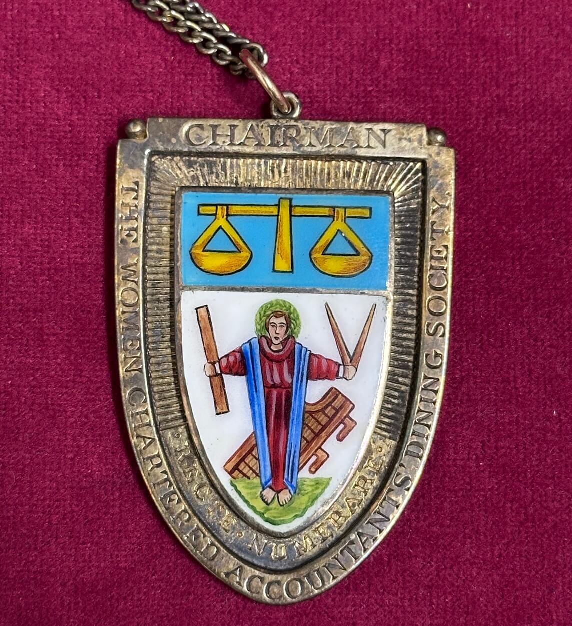 An ornimental necklace in gold and enamel