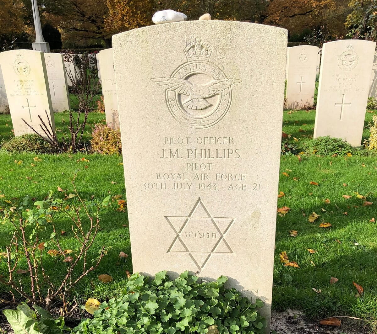 A picture of a gravestone