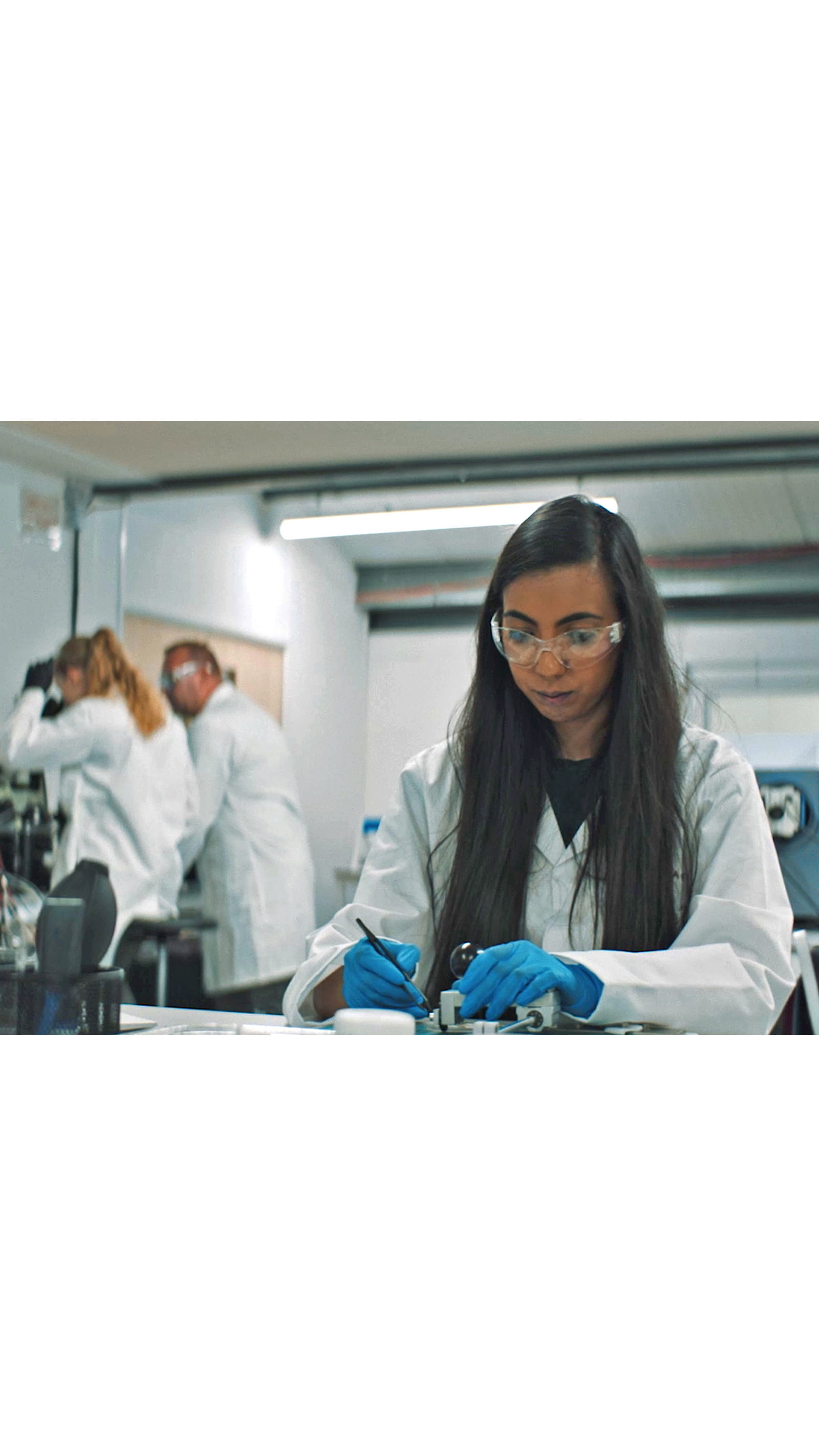 Jaspreet Kainth scientist lab white coat Paragraf tech semiconductors graphene