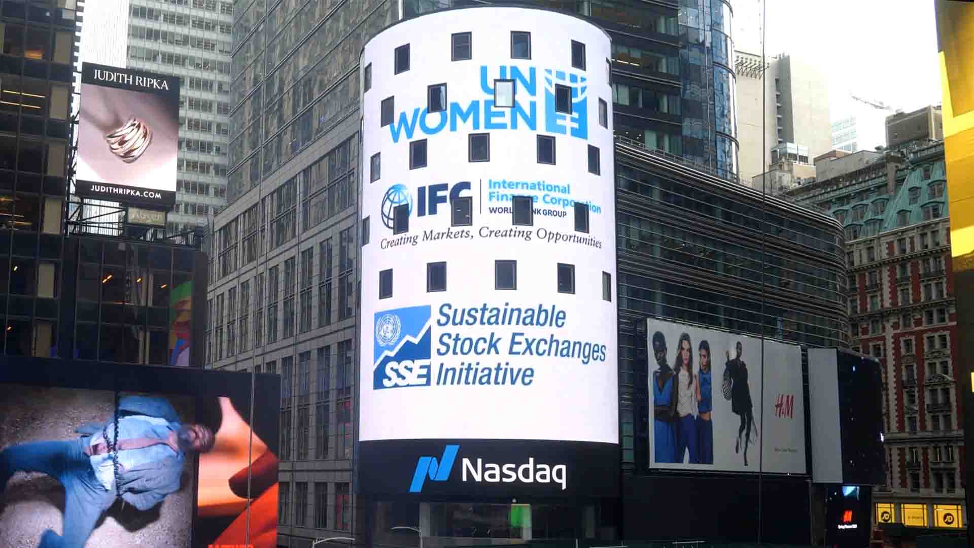 billboard digital curved scren Nasdaq