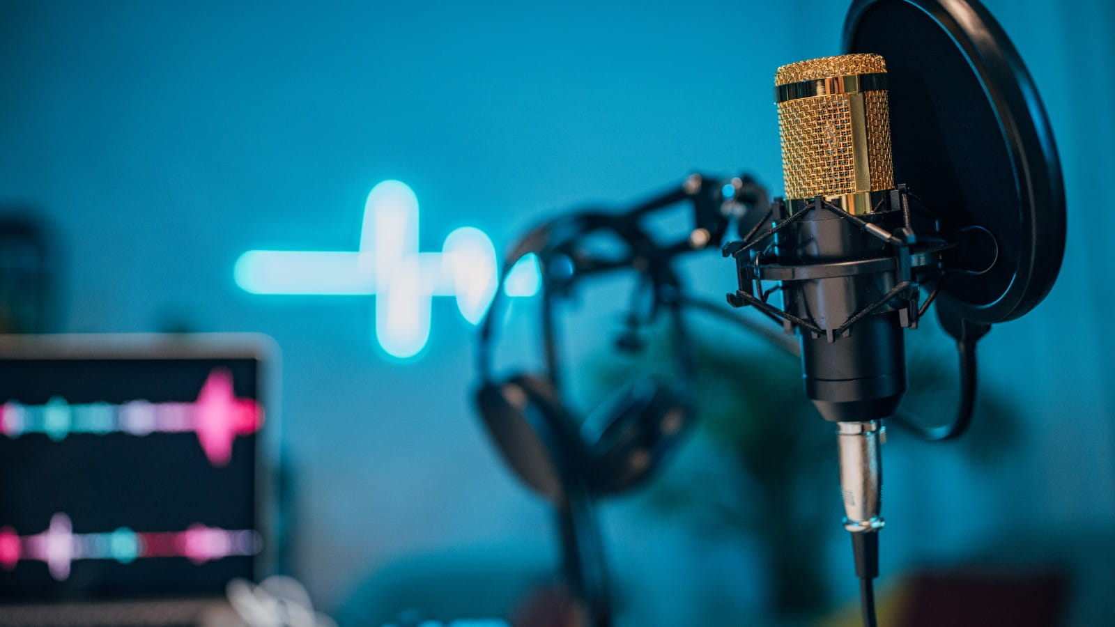 Microfone and podcast set up in background