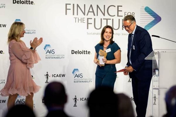 Photo of Haide Scatamacchia, from Banco BV, receiving the Rising Star Award at the Finance for the Future Awards 2026. 